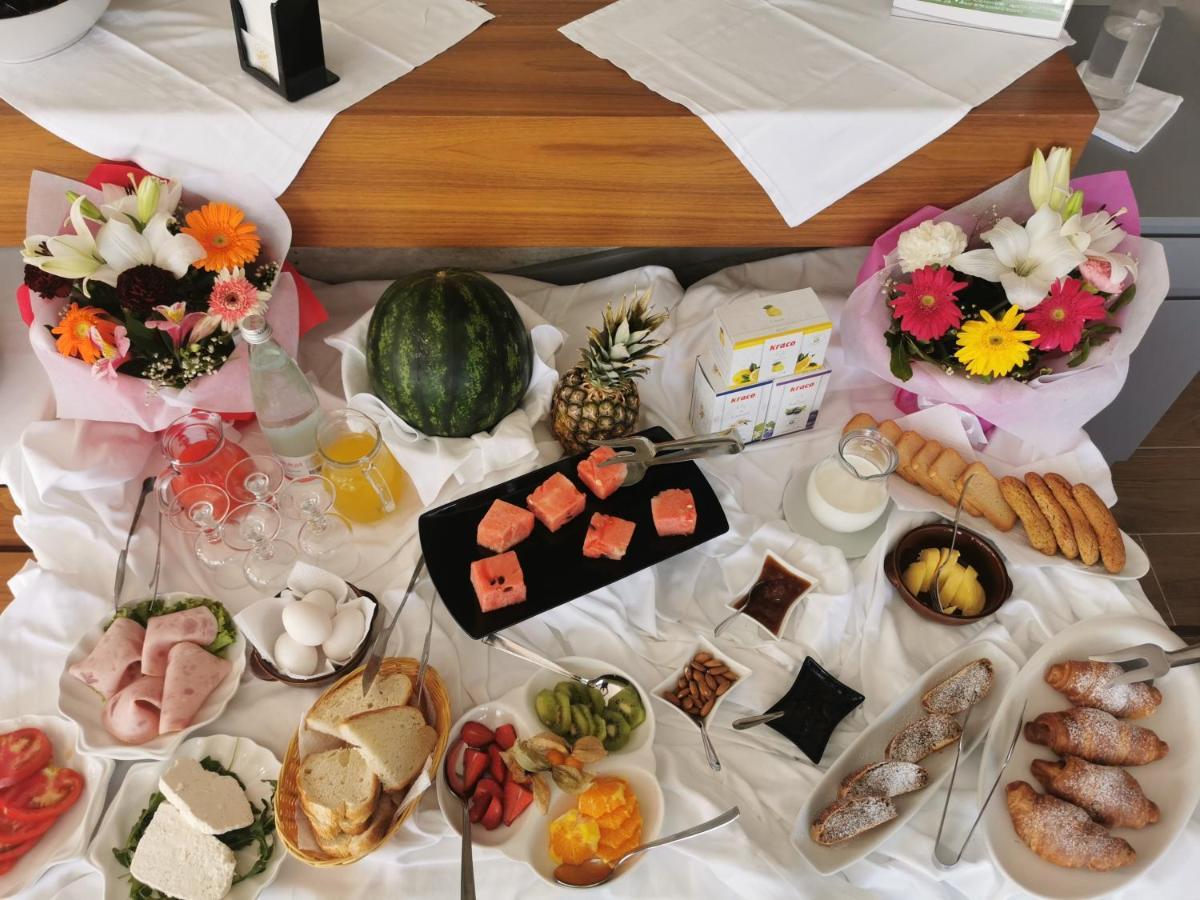 Dolce Italia Hotel Radhimë 外观 照片